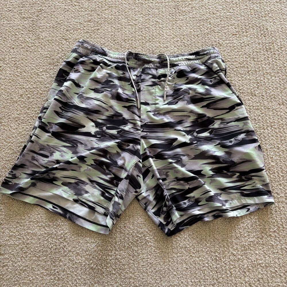 Lululemon Shorts Pace Breaker Mens L Multicolor Elastic Waist Reflective